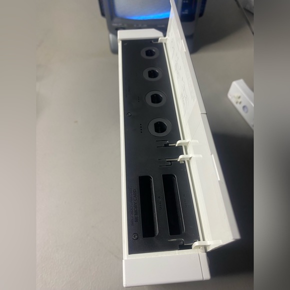 NINTENDO WII CONSOLE BUNDLE WHITE +Mario Party 8/ 2 AUTHENTIC CONTROLLERS - Picture 4 of 8